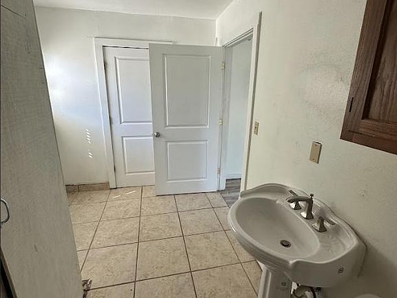 4th image of 1004 S Mississippi St