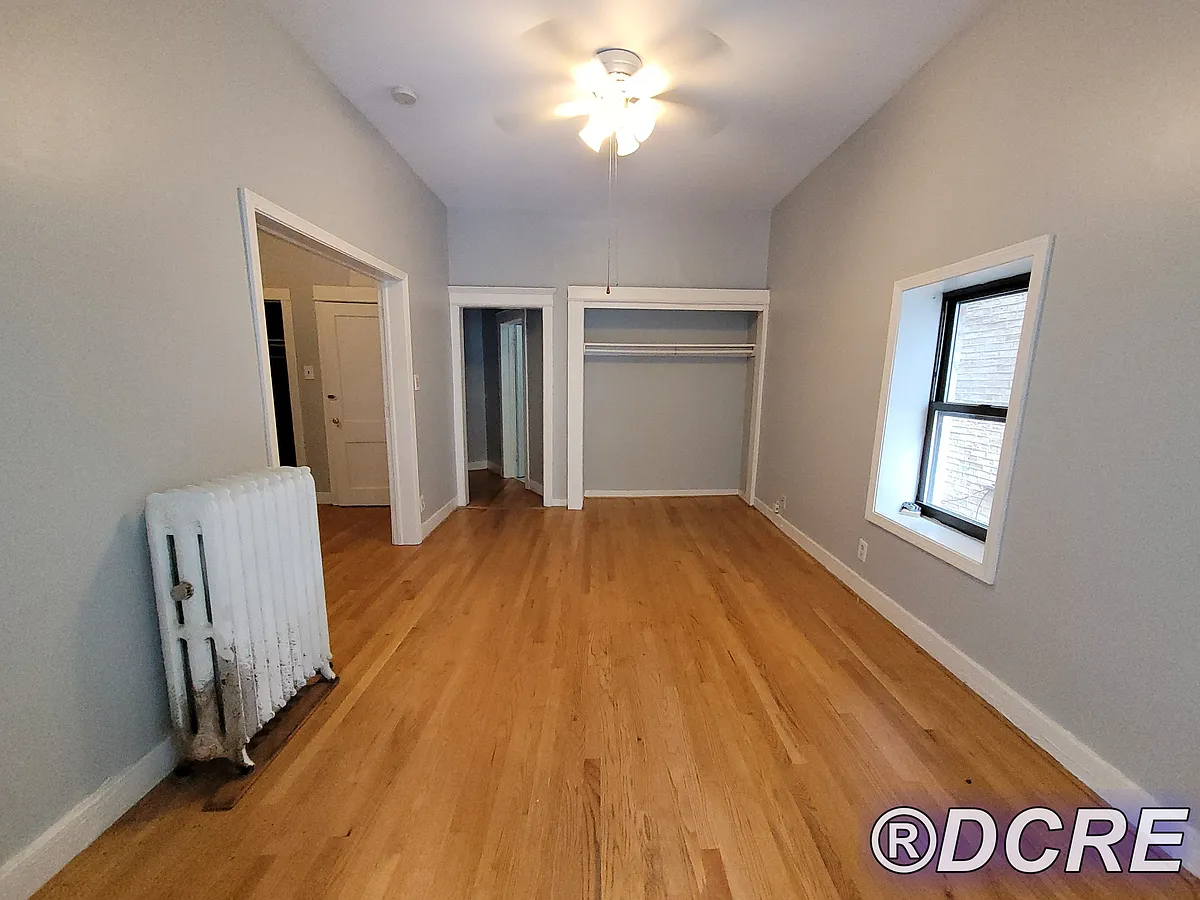 Building Photo - 4356 N Kenmore Ave #204