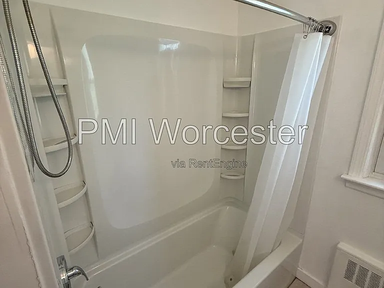 122 Crescent St — Photo 7