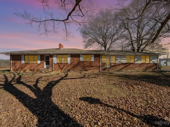 2765 Long Cir, Iron Station, NC 28080