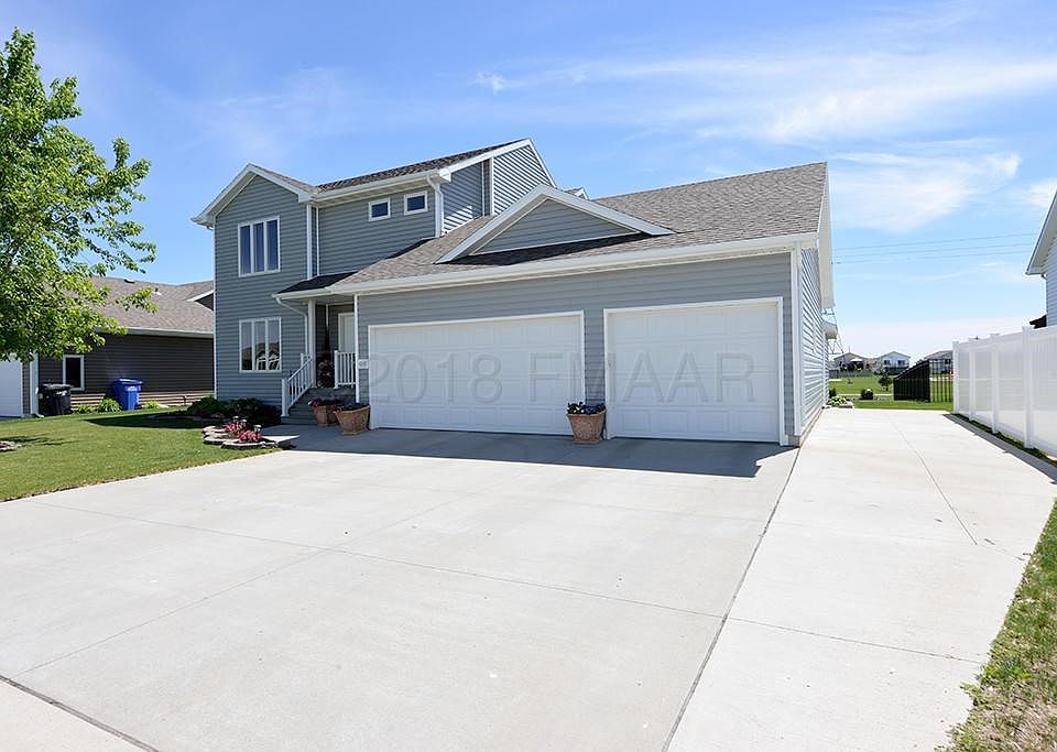 2 Story w Big Garage and extra parking