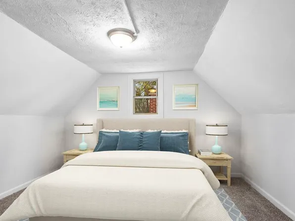 911 Zeeland Ct NE, Grand Rapids, MI 49503