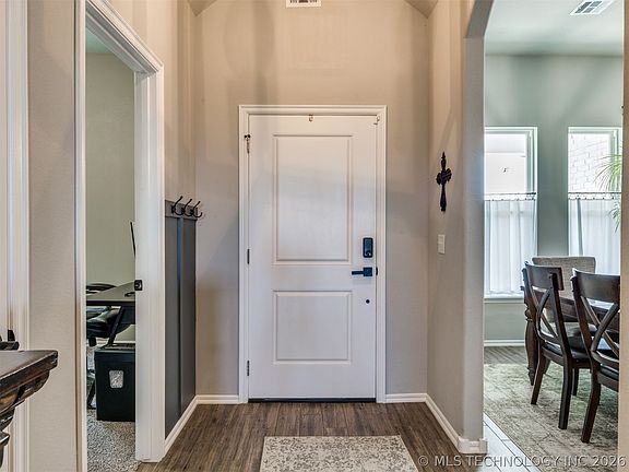 5th image of 705 W 53rd St