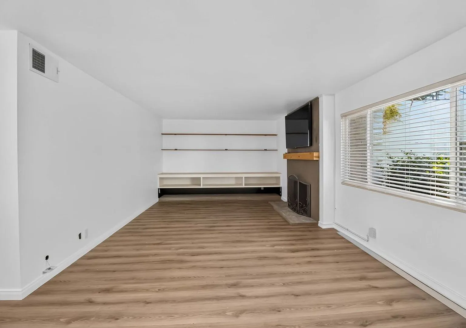Charming 1-Bedroom Condo in Convenient Escondido Location — Photo 1