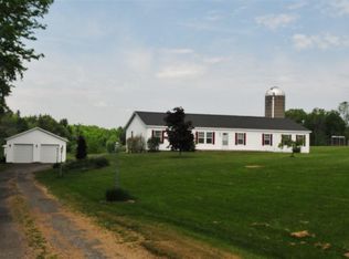 25 Betts Ln, Halfmoon, NY 12065