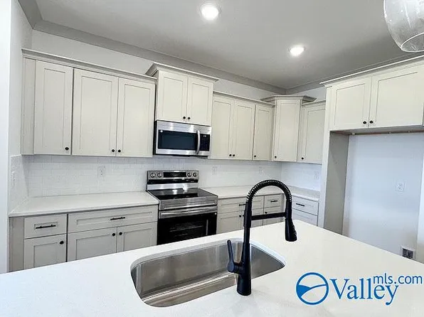 1030 Maplehurst St, Decatur, AL 35603