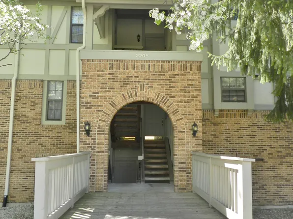 2205 Sequoia Park Ct APT D, Maryland Heights, MO 63043
