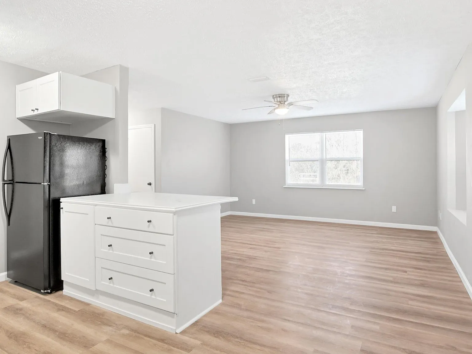 3 bed, 1300 sqft, $1,700 — Photo 2