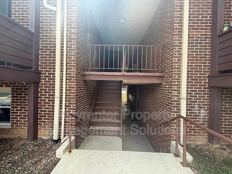 2 bed, 1.0 bath, 950 sqft, $1,350 — Photo 3
