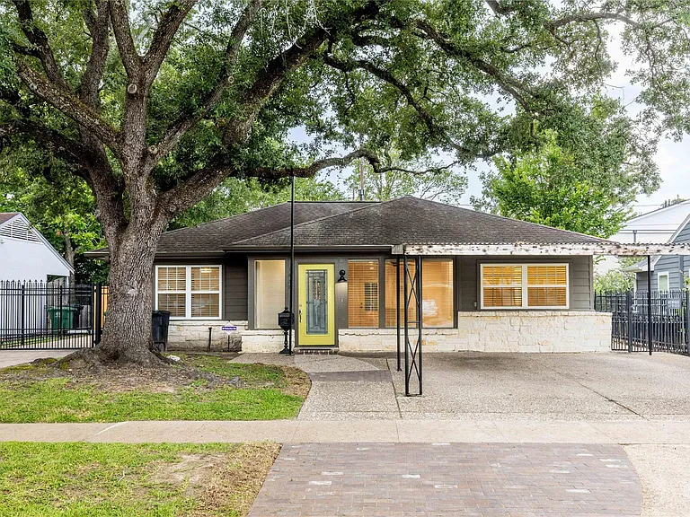 1422 Hewitt Dr — Photo 1