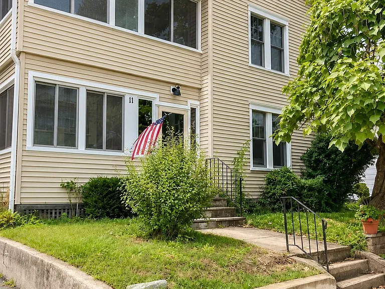 11 Betts Pl — Photo 1