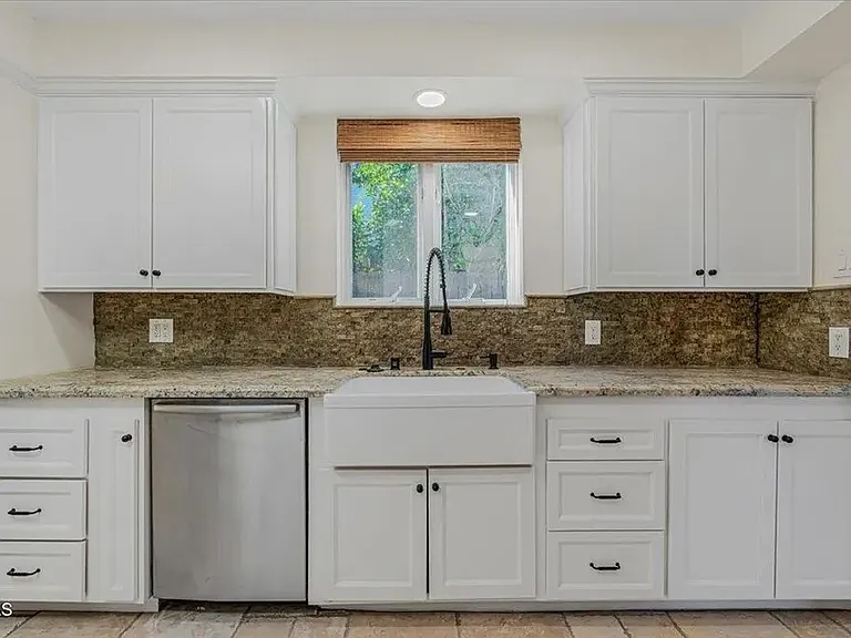 13902 Calvert St — Photo 5