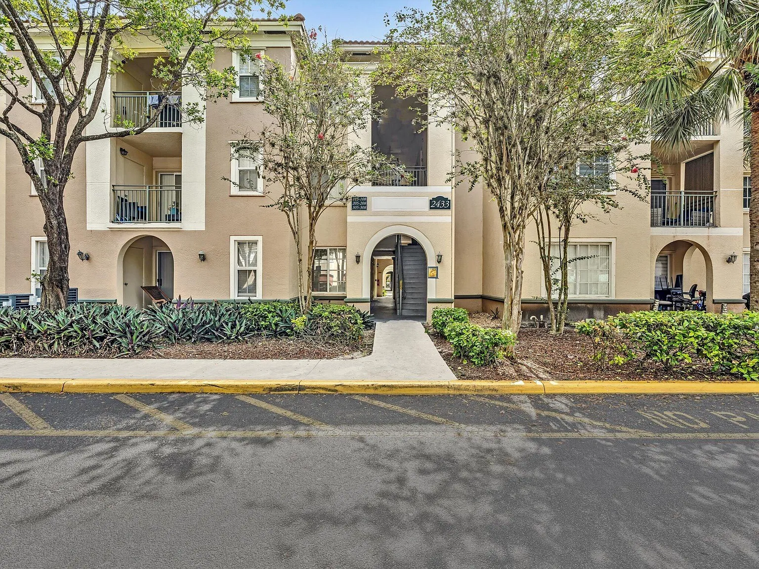 2 bed, 2.0 bath, 1072 sqft, $2,500 — Photo 3