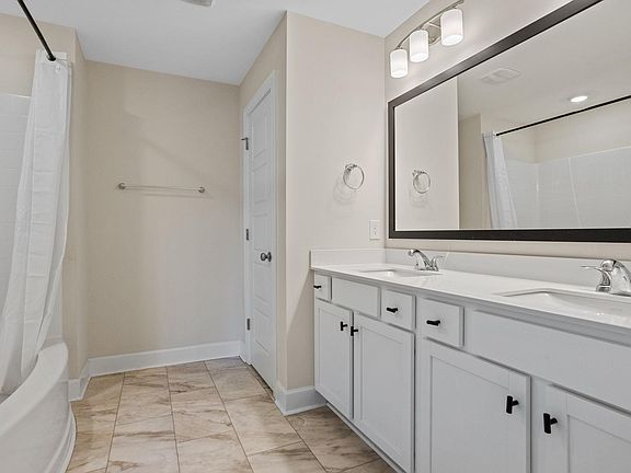 4th image of 324 Hollenbeck Place
