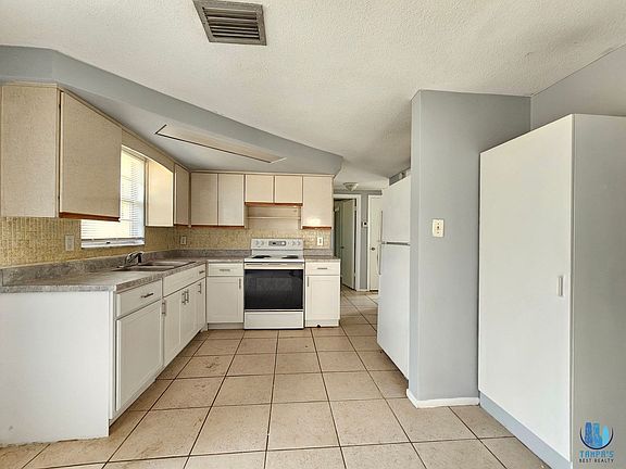 5th image of 7825 Sagebrush Dr