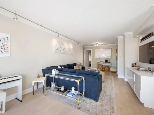 370 East 76th Street image 2 of 12