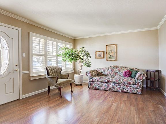4th image of 557 Jennings Ave