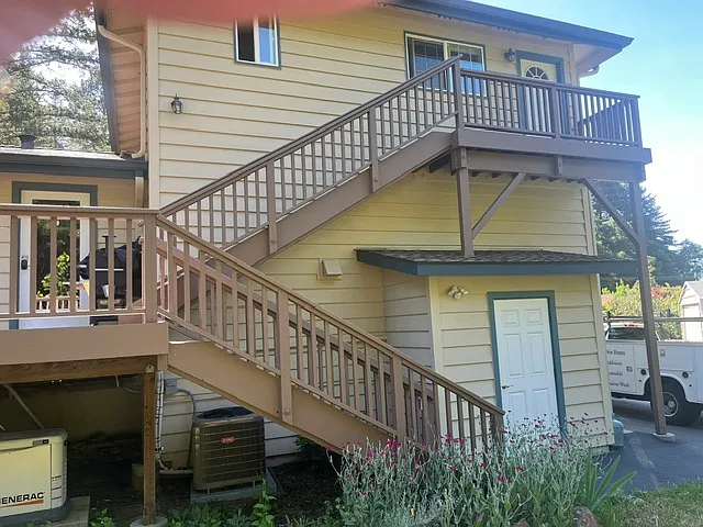 Shed type structure on back is tenant's private laundry with washer/dryer provided plus storage for bike etc.