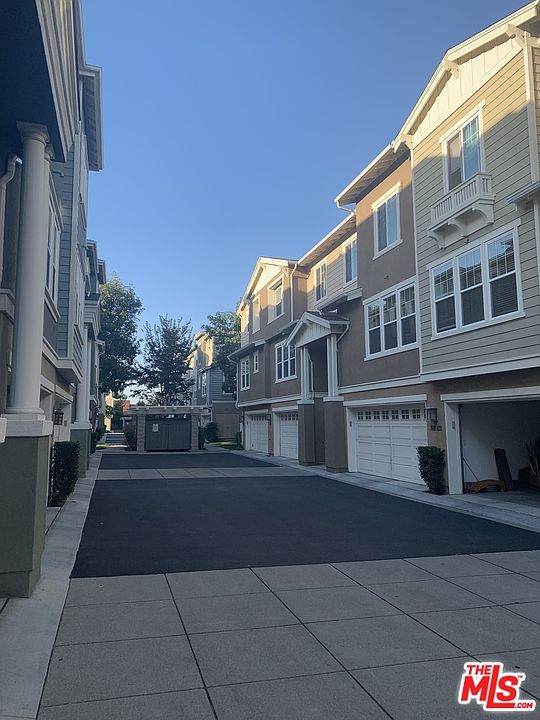 1st image of 1800 Oak St Unit 407