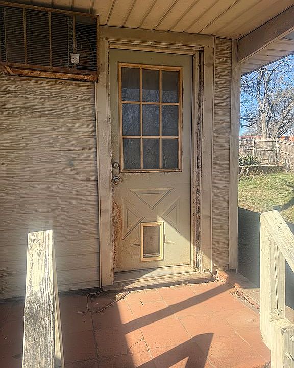2nd image of 626 W Archer St