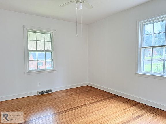 3rd image of 176 Alpine Dr