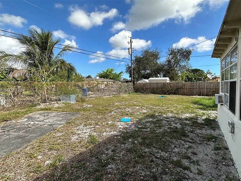 1701 NW 13th St — Photo 15