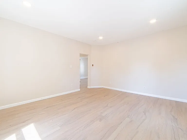 730 E Montrose St — Photo 12