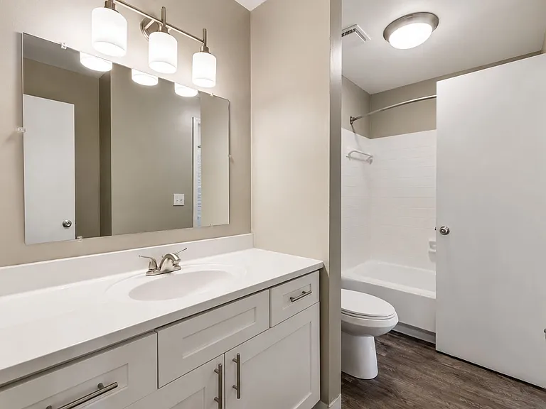 Lakeside Crossing at Eagle Creek Apartments and Townhomes — Photo 7