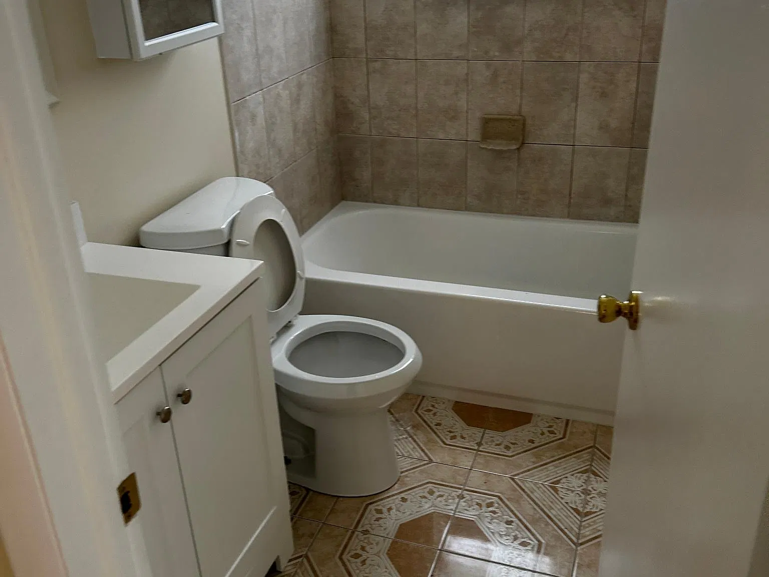 5 bed, 2700 sqft, $3,100 — Photo 4
