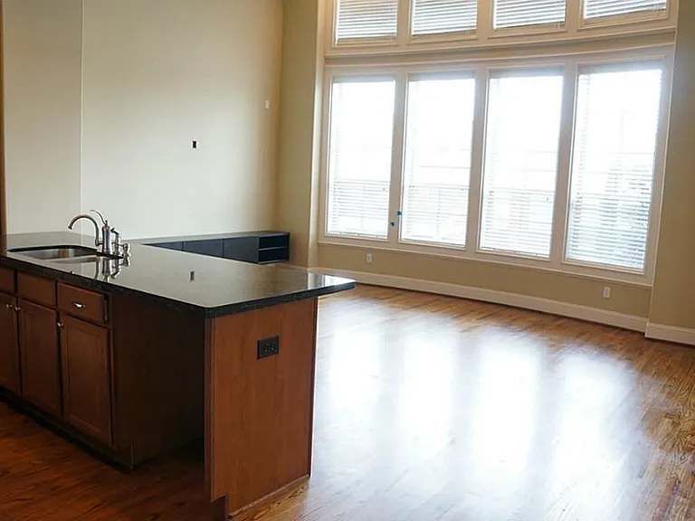 2923 Pease St — Photo 10