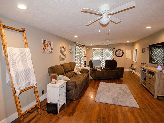 4th image of 609 E Prairie Ln