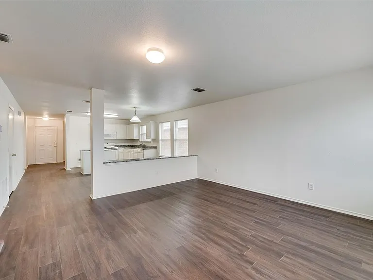 2946 Midbury Dr — Photo 9