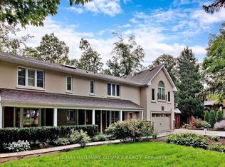 2413 Robin Dr, Mississauga, ON L5K1S8