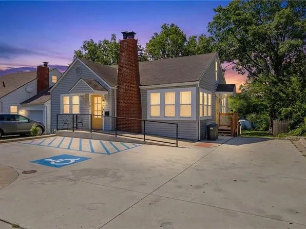 102 SW 2nd St, Lees Summit, MO 64063