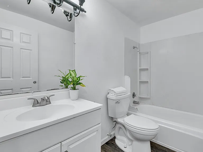 2406 N St NE #D — Photo 2