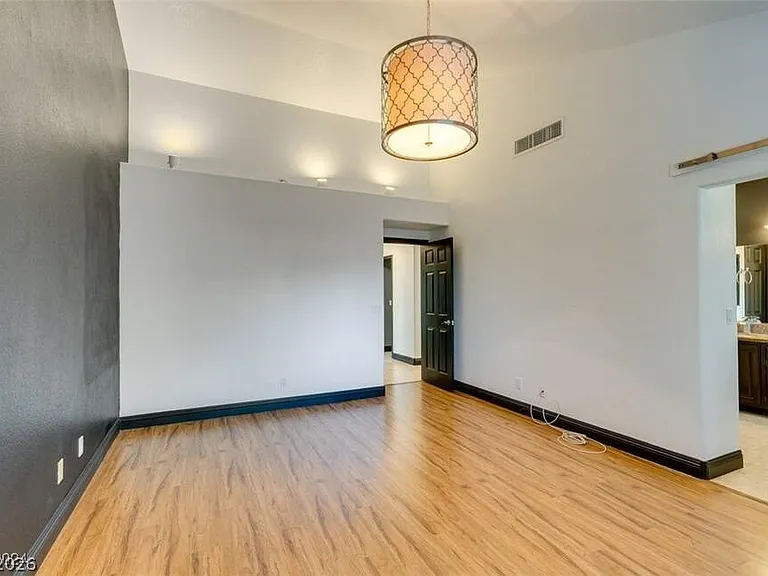 240 Honeywood St — Photo 15