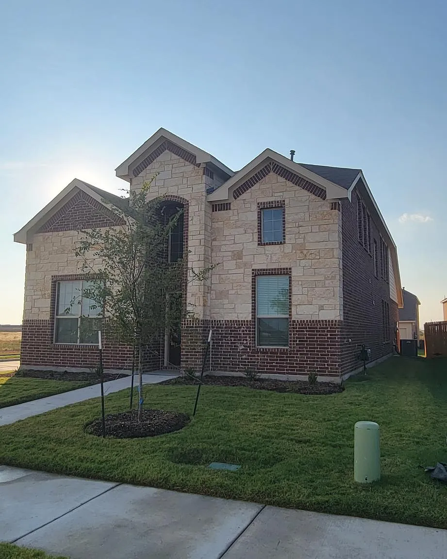 4 bed, 2284 sqft, $2,900 — Photo 1