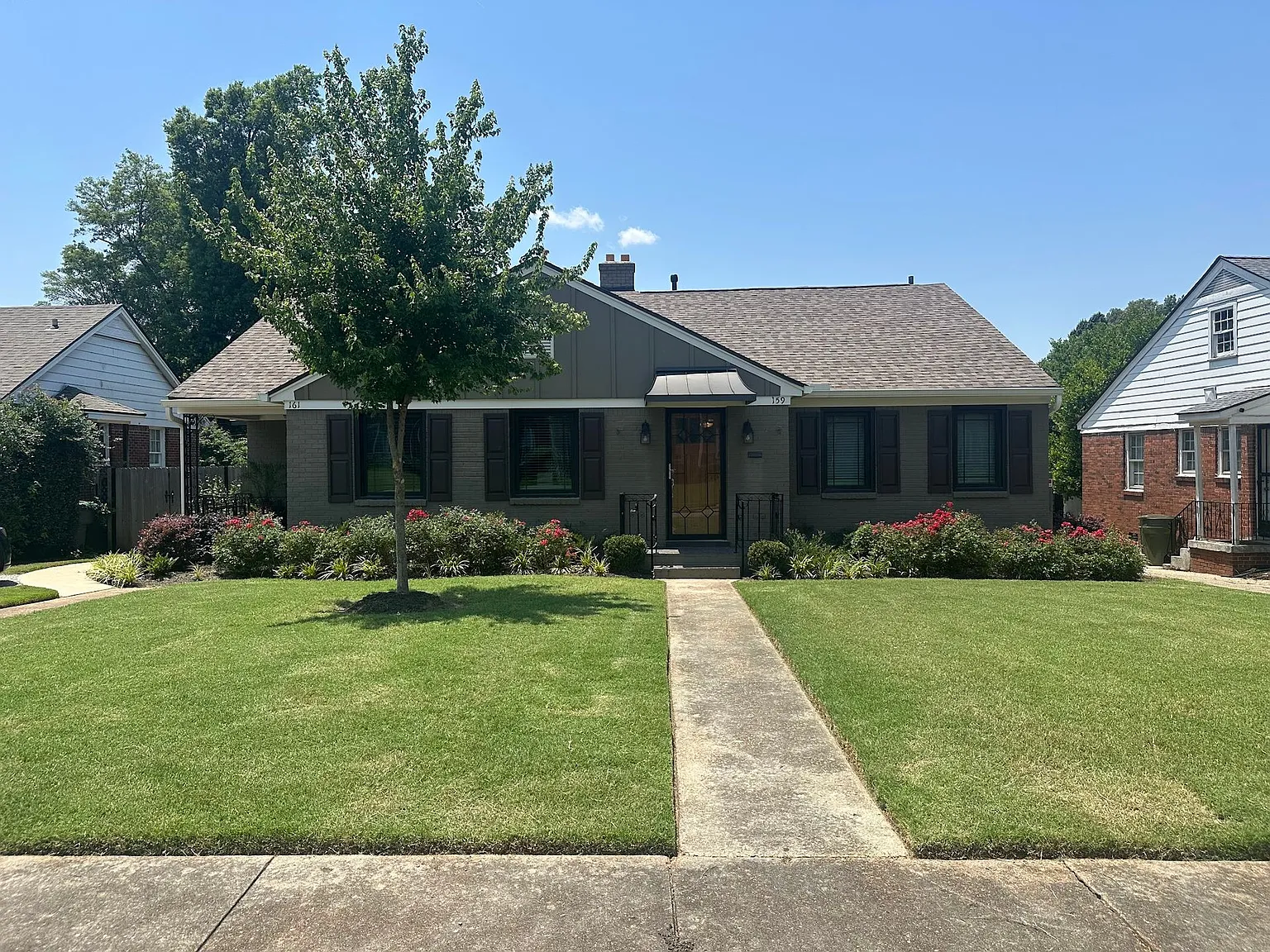 Beautifully maintained 2-bedroom, 1-bathroom residence located in a quiet, well-established neigh... — Photo 1
