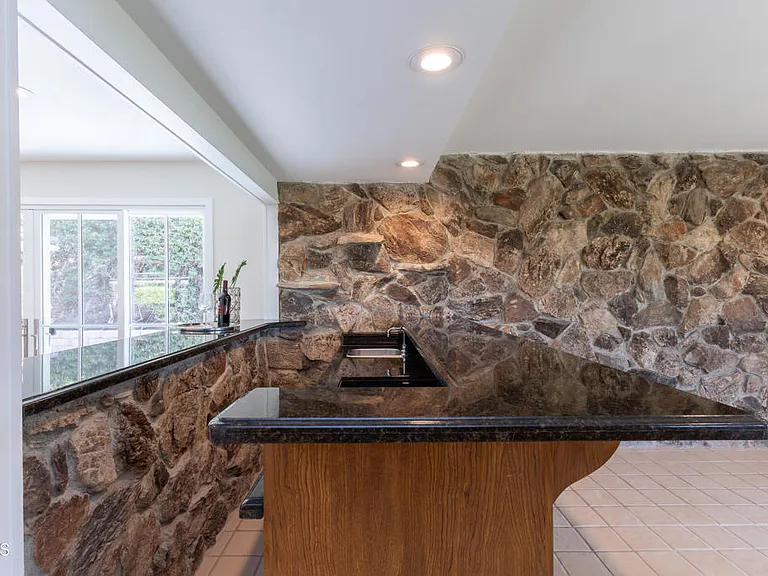 555 Paulette Pl — Photo 10