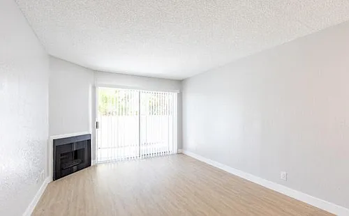 Spacious 2 Bedroom/2 Bath Apartment in KoreaTown - Photo 1