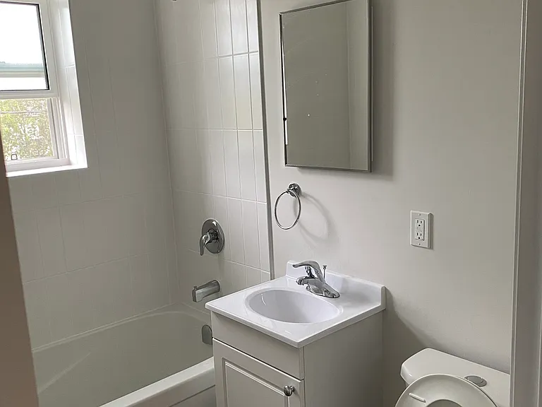 145 Woodward Ave — Photo 4