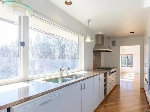 3 Artesian Way, Saint James, NY 11780