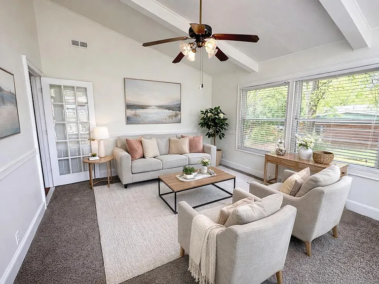 1003 Robinhood Ln — Photo 4