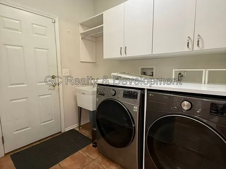 882 Clarendon Ln — Photo 14