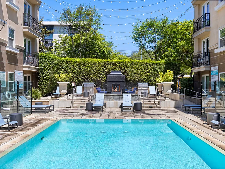 La Belle at Hollywood Towers — Photo 30