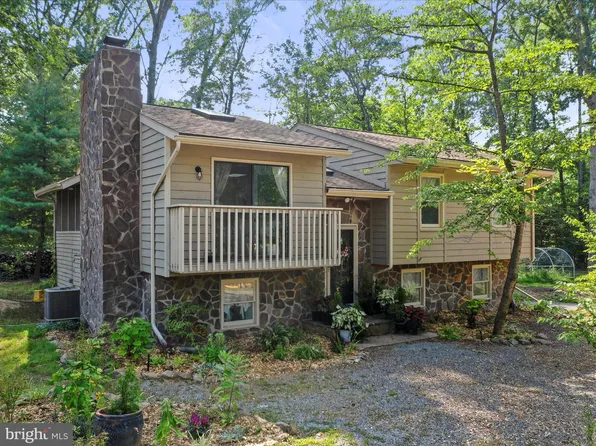 936 Red Bird Ln, Harpers Ferry, WV 25425
