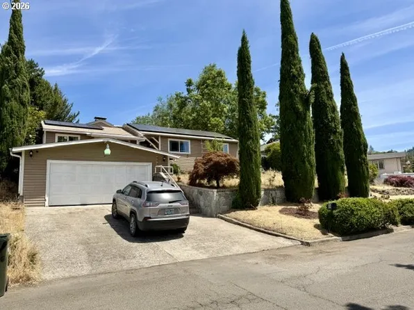 694 Knoll Ave, Roseburg, OR 97470