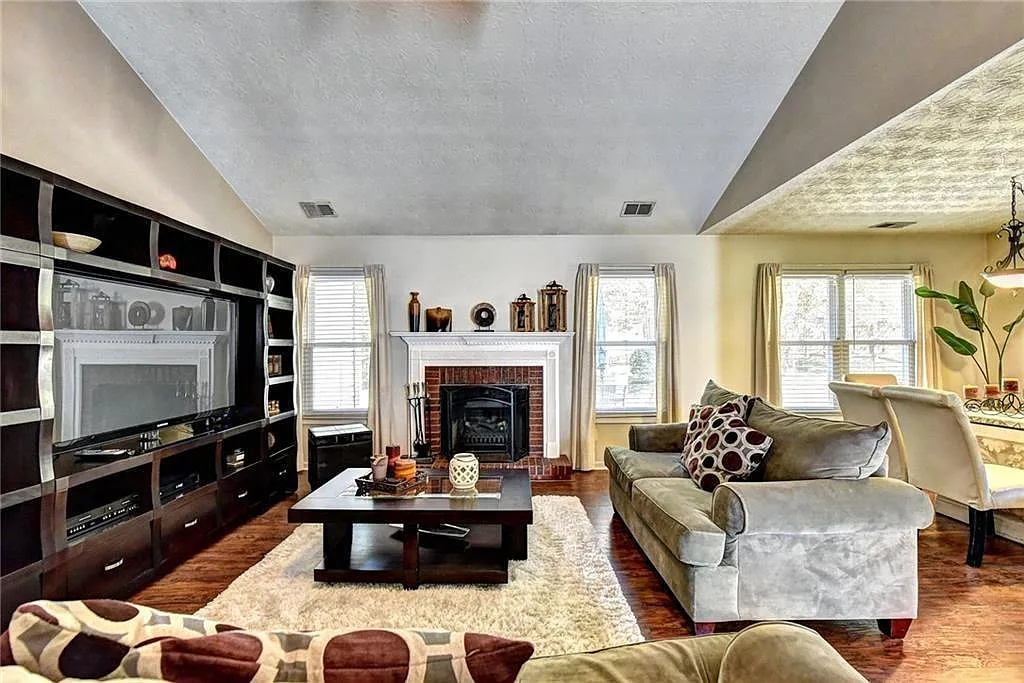 4 bed, 2.0 bath, 1895 sqft, $2,495 — Photo 1