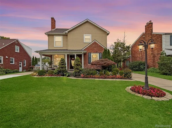 20645 Vernier Cir, Grosse Pointe Woods, MI 48236