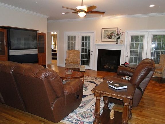 3rd image of 705 Stoneybrook Ct